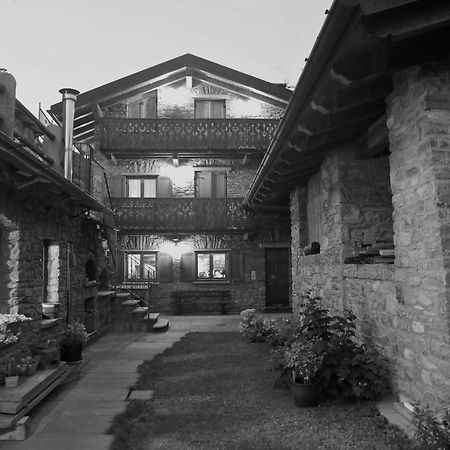 Suite Del Villaggio Sarre Екстер'єр фото