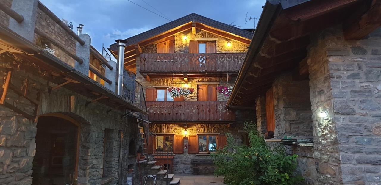 Suite Del Villaggio Sarre Екстер'єр фото